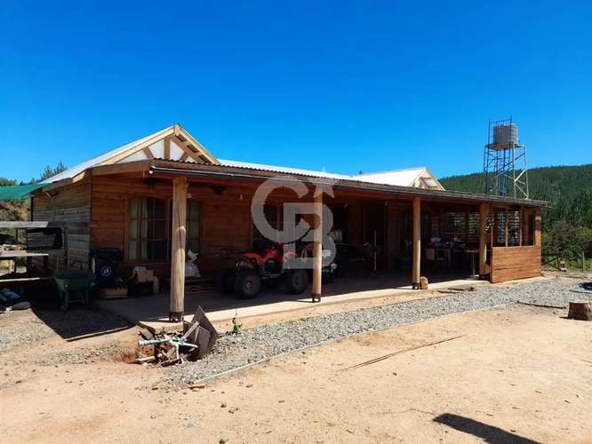 Campo agrícola con Laguna, estero y casa