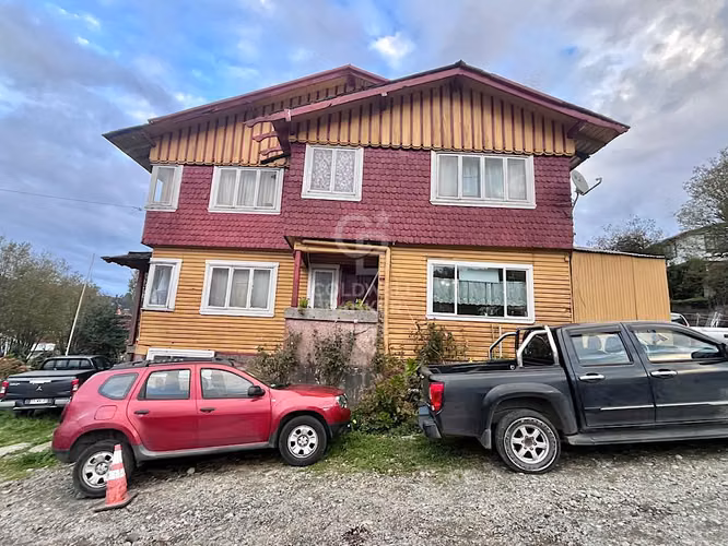 Casa y gran sitio en venta.