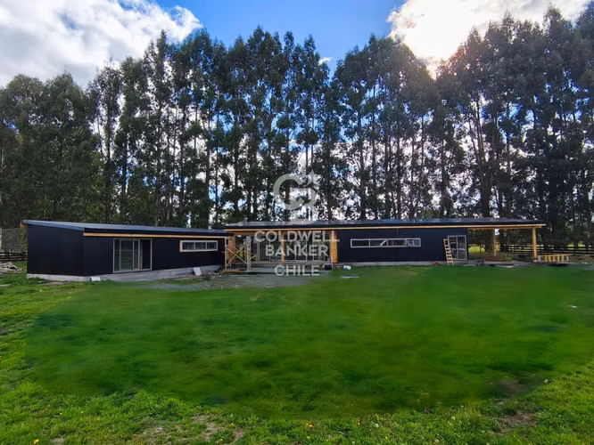 Casa moderna vista a volcanes, en comunidad exclusiva.