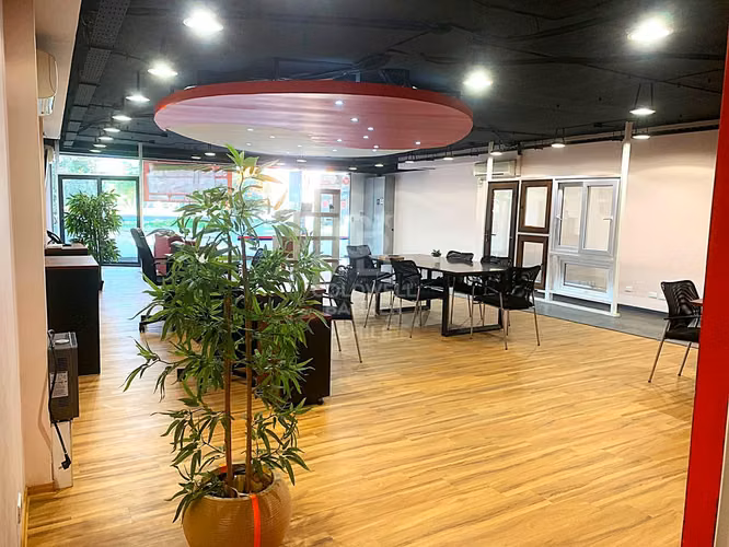Impecable local comercial en Av. Las Condes