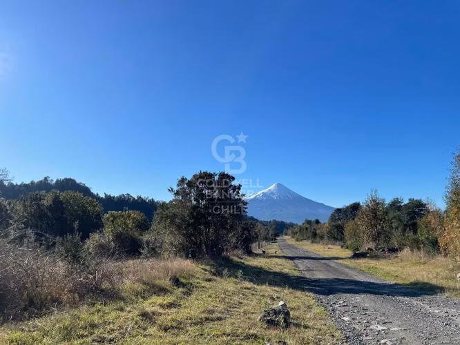 Vista al Volcán con rio que cruza el condominio | Ensenada