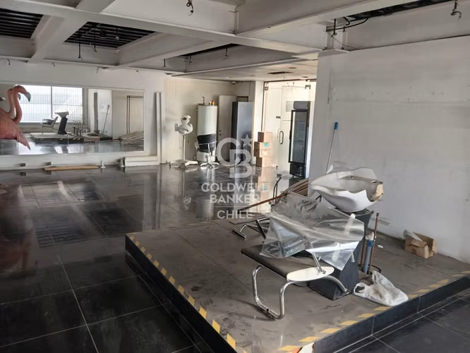Local Comercial en Avenida Las Condes en Segundo piso