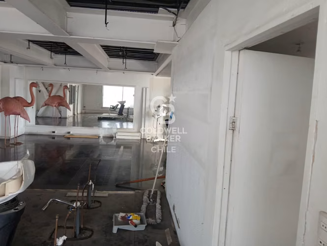 Local Comercial en Avenida Las Condes en Segundo piso