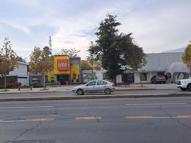 Gran oportunidad local en zona exclusiva, Vitacura