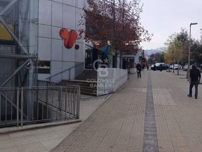 Local Comercial con exposición en Av. Las Condes