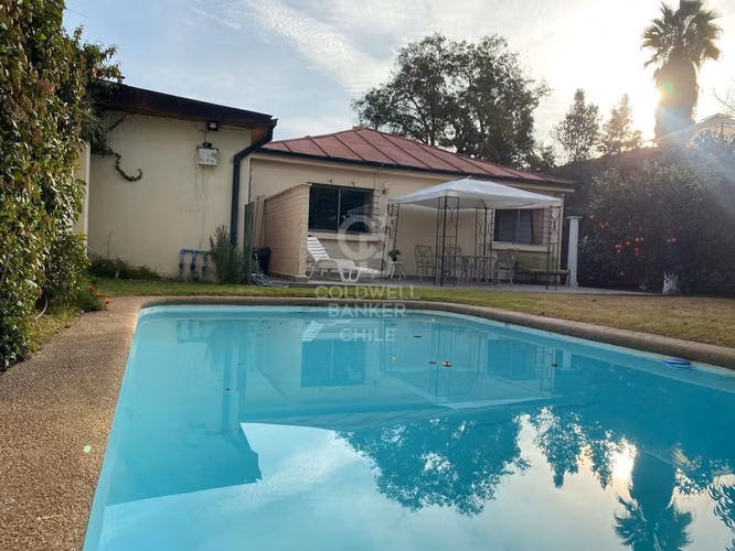 Casa con Gran Terreno y Alto Potencial de Remodelación,