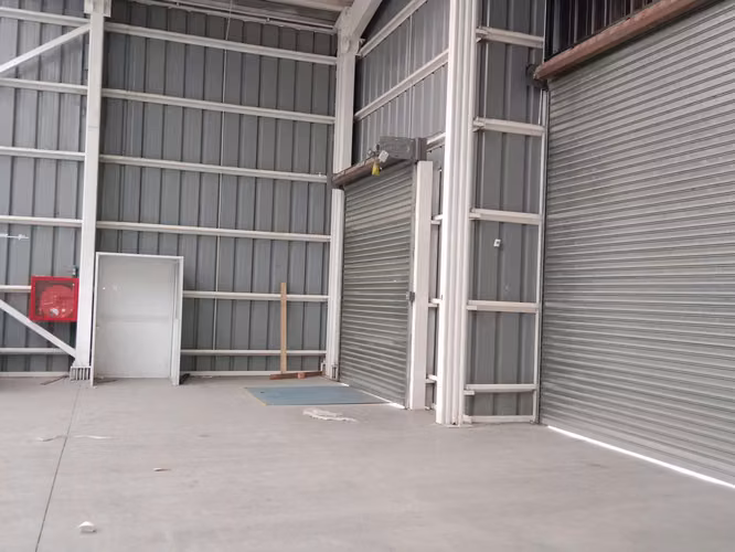 Bodega 900m² + Oficinas 140m², Andenes y Seguridad