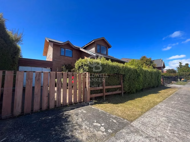 Hermosa casa en Puerto Varas: Privacidad y Confort