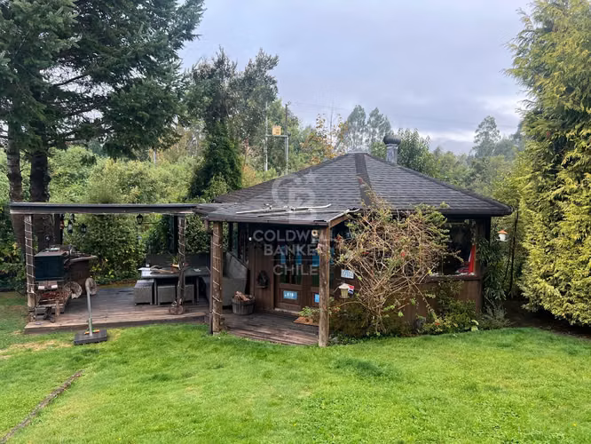 Linda casa con piscina y quincho en barrio Centenario