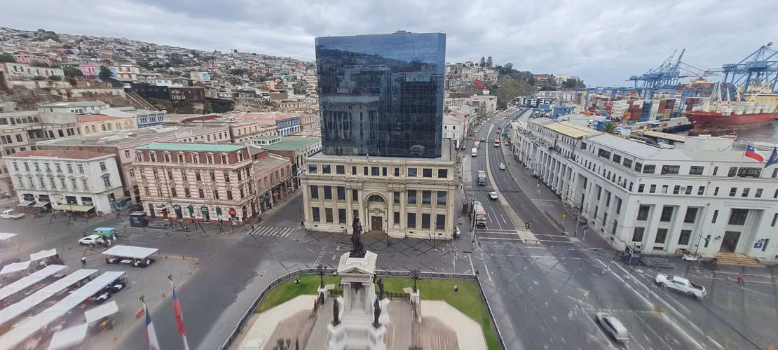 Amplia oficina en venta, ubicada a pasos de Plaza Sotomayor, Valparaíso