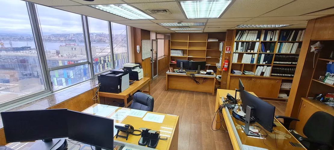 Amplia oficina en venta, ubicada a pasos de Plaza Sotomayor, Valparaíso