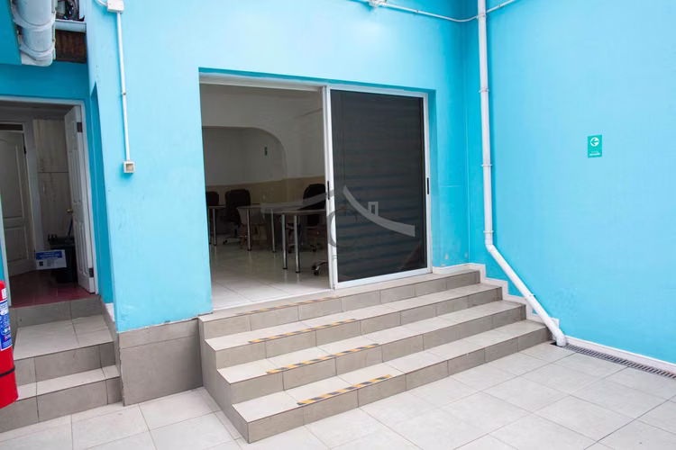 Se vende casa con uso de suelo comercial. (112741)