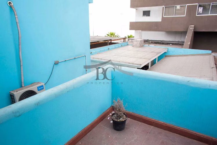 Se vende casa con uso de suelo comercial. (112741)
