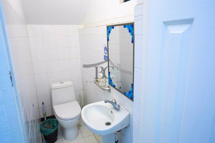 Se vende casa con uso de suelo comercial. (112741)