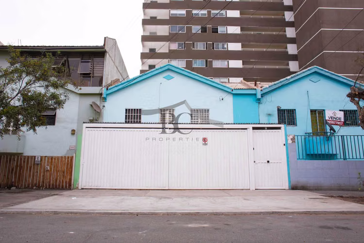 Se vende casa con uso de suelo comercial. (112741)