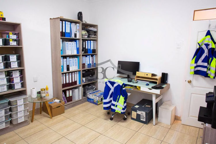 Se vende casa con uso de suelo comercial. (112741)
