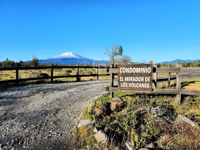 Vista al Volcán Calbuco | Cabaña, Galpón y Bodega.