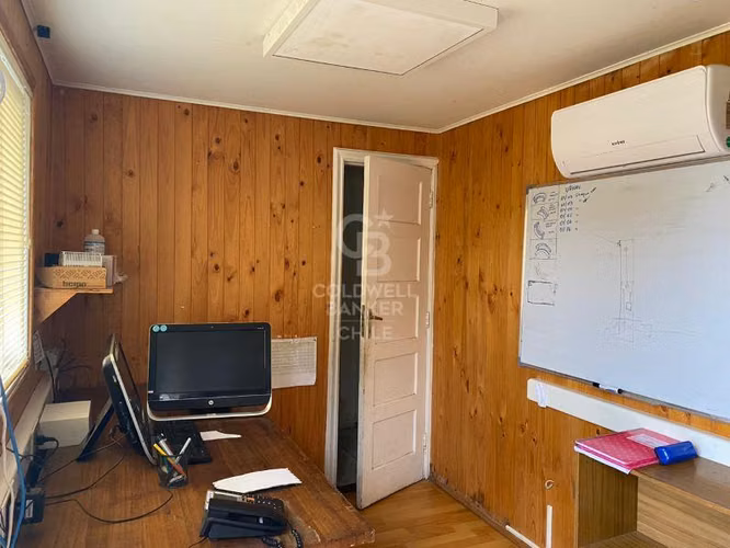 Oficinas, bodega y galpón, en parcela.