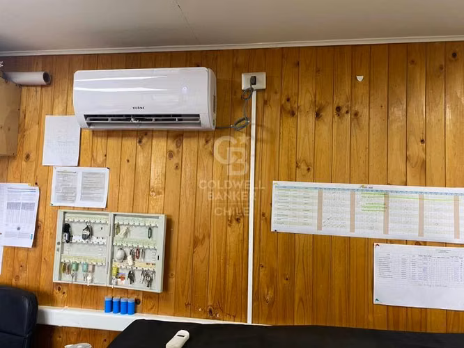 Oficinas, bodega y galpón, en parcela.