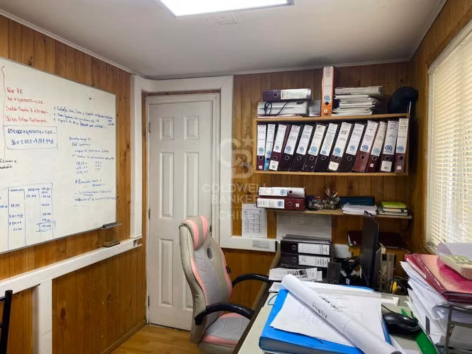 Oficinas, bodega y galpón, en parcela.