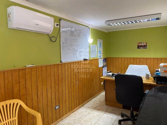 Oficinas, bodega y galpón, en parcela.