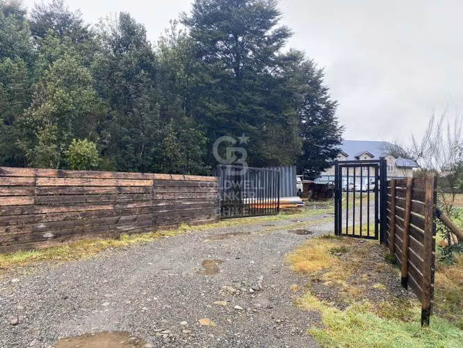 Oficinas, bodega y galpón, en parcela.