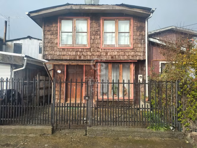 OFERTA  CASA A PASOS DE COLON !!!!