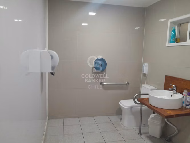 Bodega con Oficinas. Patente comercial al día.