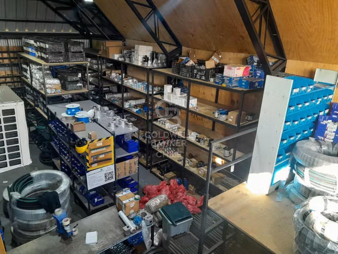 Bodega con Oficinas. Patente comercial al día.