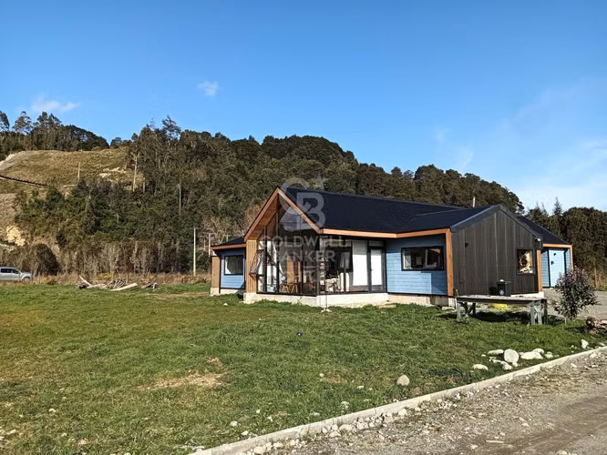 Acogedora Casa en Chamiza, a Pasos de la Carretera Austral