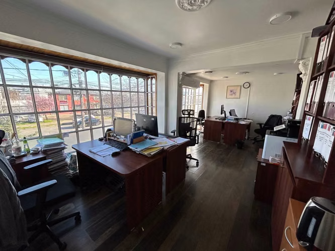 Avenida Libertad casa con 7 oficinas (113420)