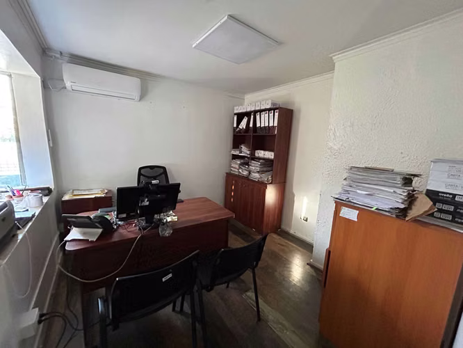 Avenida Libertad casa con 7 oficinas (113420)