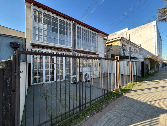Avenida Libertad casa con 7 oficinas (113420)