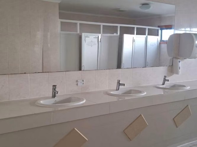 Gran local comercial en ruta de alto tráfico