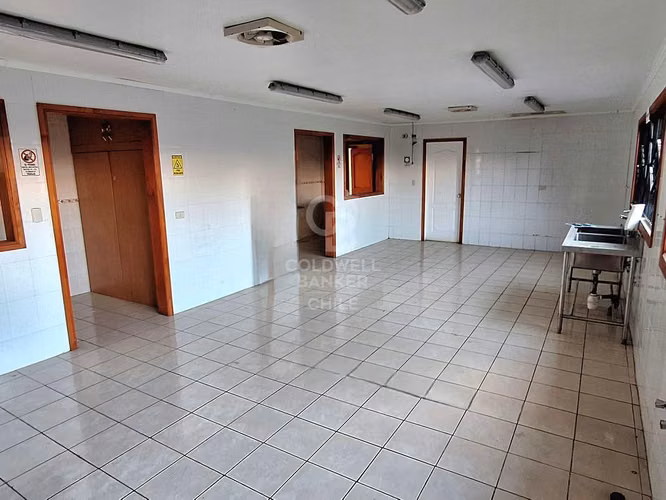 Gran local comercial en ruta de alto tráfico
