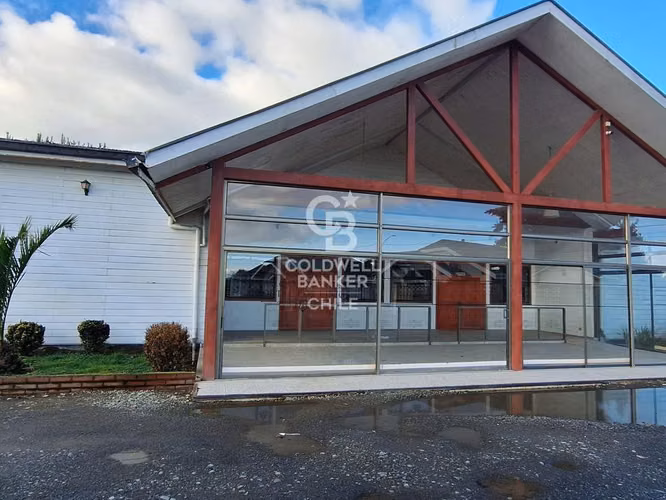Gran local comercial en ruta de alto tráfico