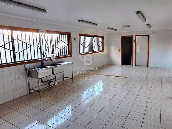 Gran local comercial en ruta de alto tráfico