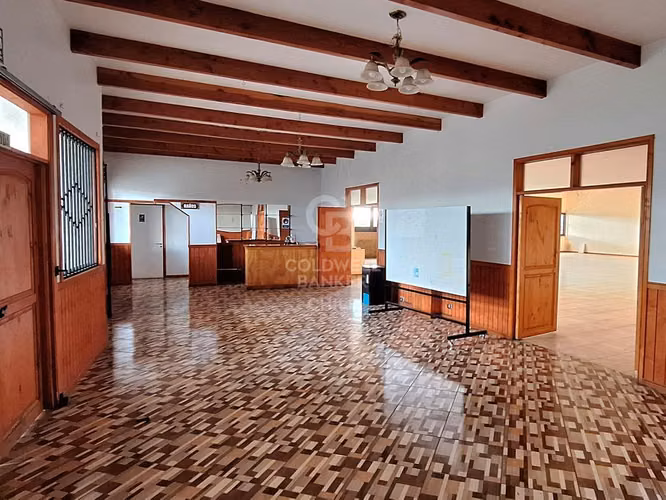 Gran local comercial en ruta de alto tráfico