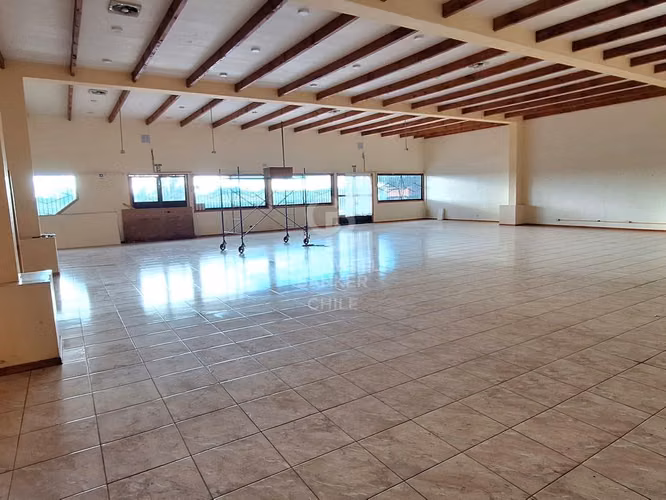 Gran local comercial en ruta de alto tráfico