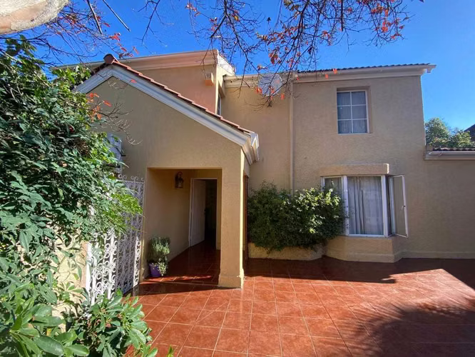 Casa 2 Pisos, 4D+3B+3E, 300 m2, Quilicura (110157)