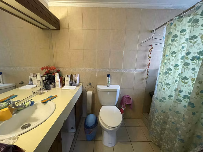Venta de Amplia Casa en Lo Barnechea