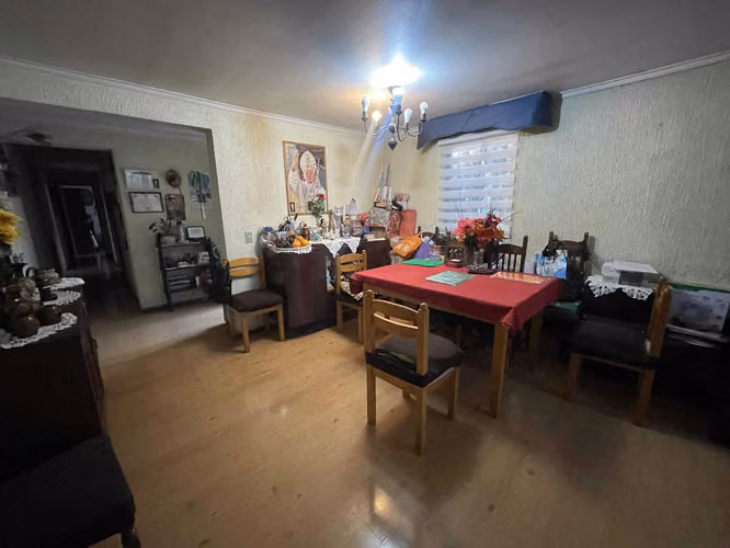 Venta de Amplia Casa en Lo Barnechea
