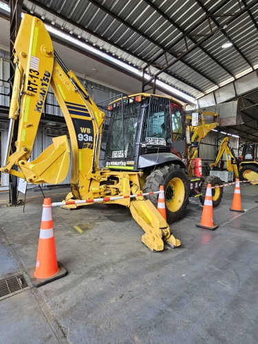 Retroexcavadora komatsu WB93R año 2022