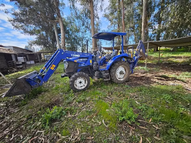 Tractor agrícola con accesorios