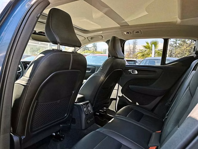 VOLVO XC40 2023