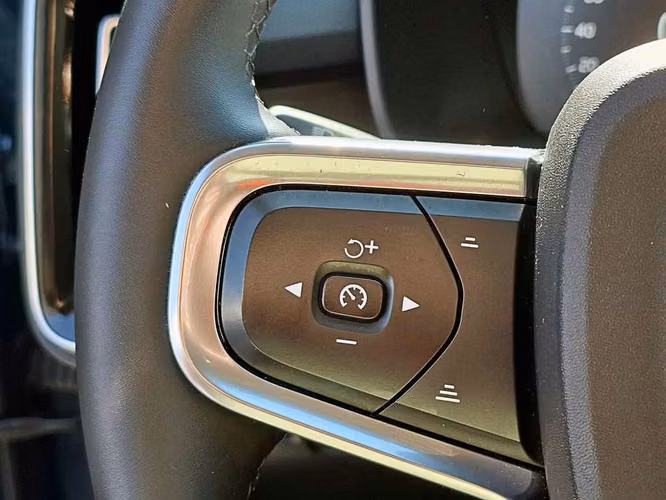 VOLVO XC40 2023
