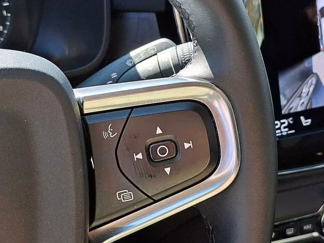 VOLVO XC40 2023