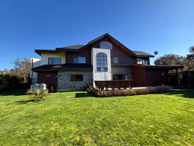 Gran casa en venta en Puerto Varas (114018)