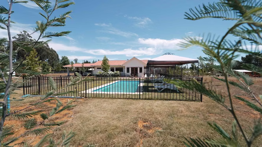 Casa con 2 cabañas y piscina en Quinamávida (115102)