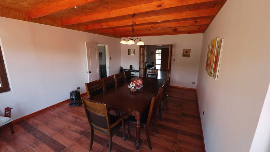 Casa con 2 cabañas y piscina en Quinamávida (115102)